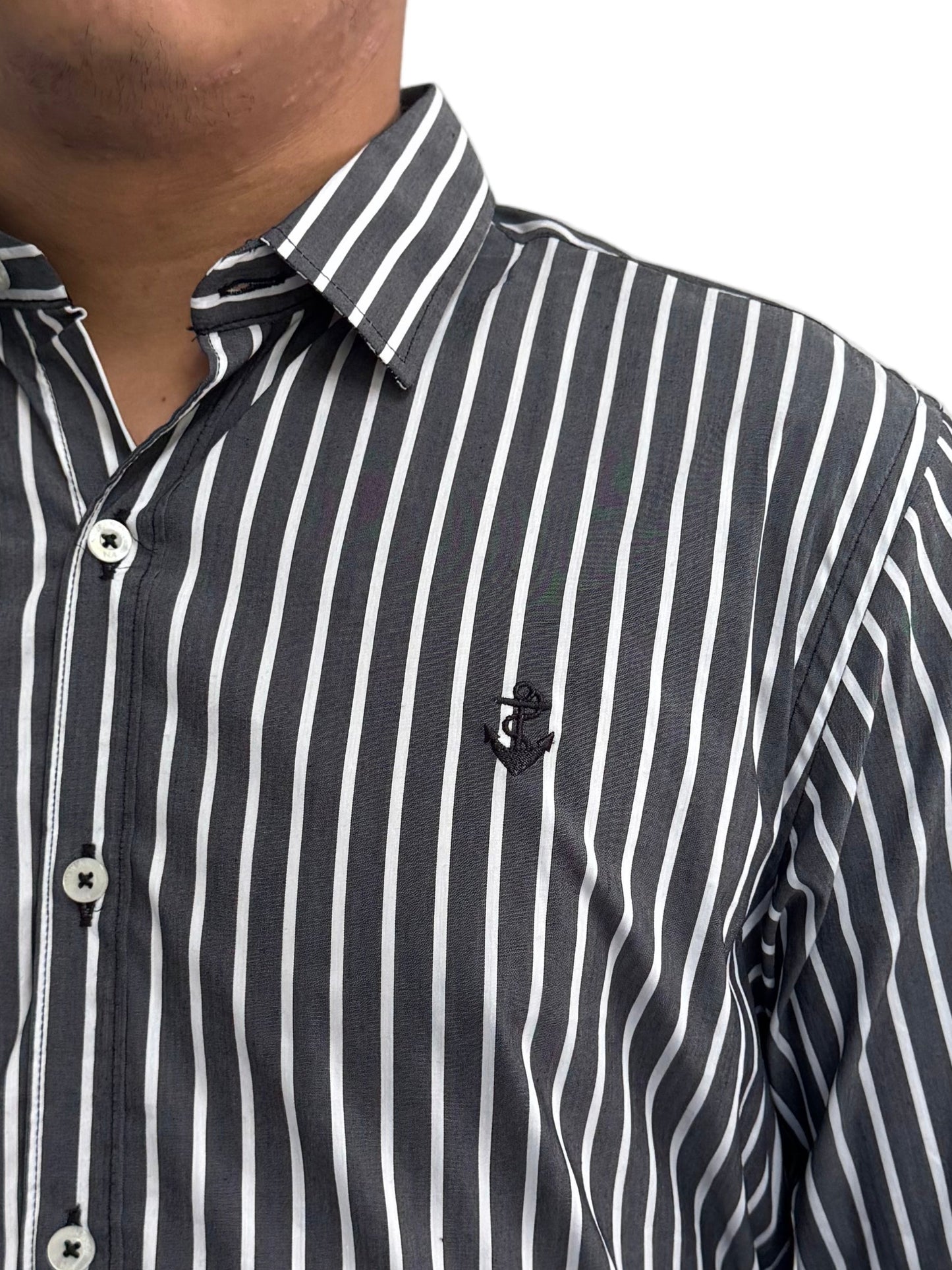 Camisa Gris Rayas Blancas A Negra