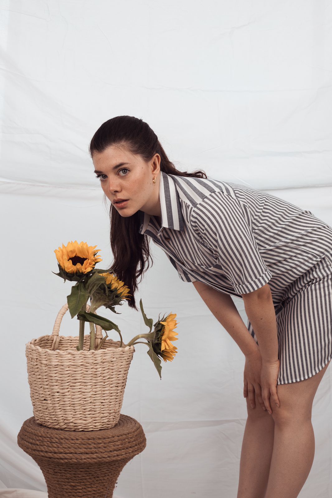 Vestido Rayas Blancas y Gris Oscuro