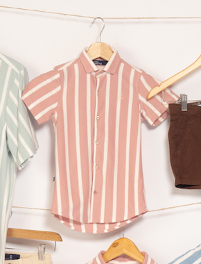 Camisa de niño en texturas rosa rayas blancas