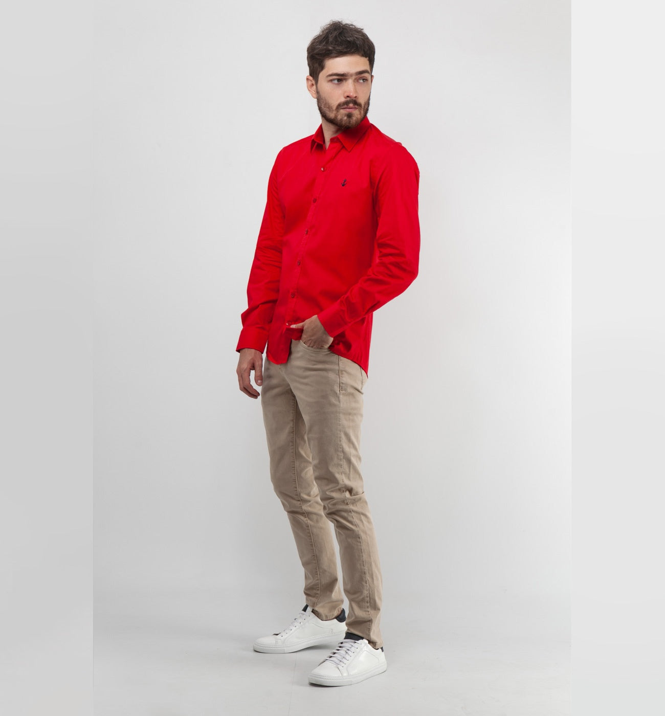 Camisa roja 2025 pantalon beige